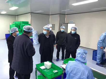 2月9日，高新區(qū)領(lǐng)導(dǎo)現(xiàn)場指導(dǎo)防疫物資生產(chǎn)及原材料短缺問題